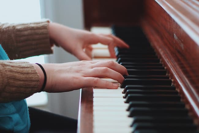  how to start playing piano with both hands