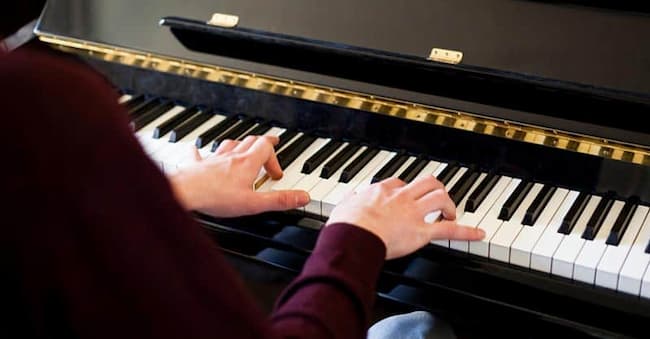 tips for playing piano with both hands
